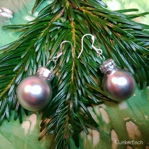 Ohrringe mit Weihnachtsbaum-Kugeln in mattem Silber
