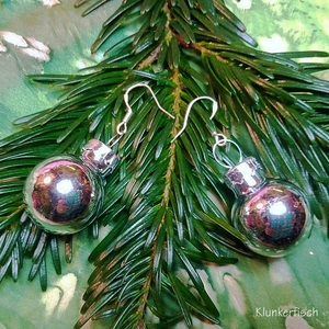 Ohrringe mit größeren Weihnachtsbaum-Kugeln in Metallic Silber