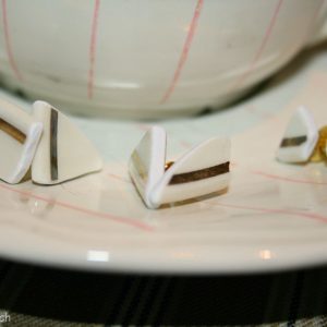 Ohrstecker mit weiß-goldenen Porzellan-Scherben