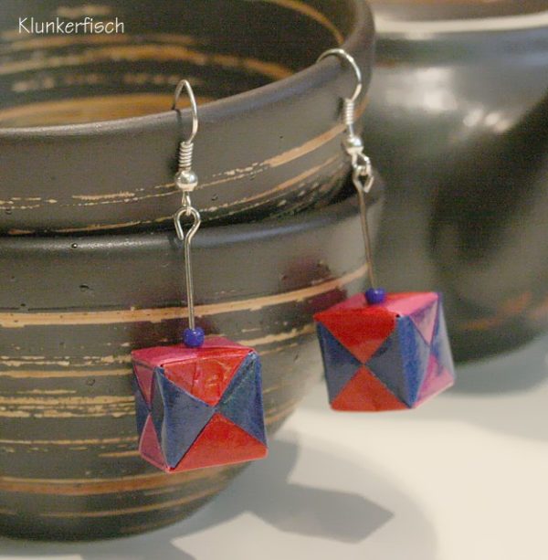 Origami-Ohrringe mit Würfeln in Blau, Rot und Pink