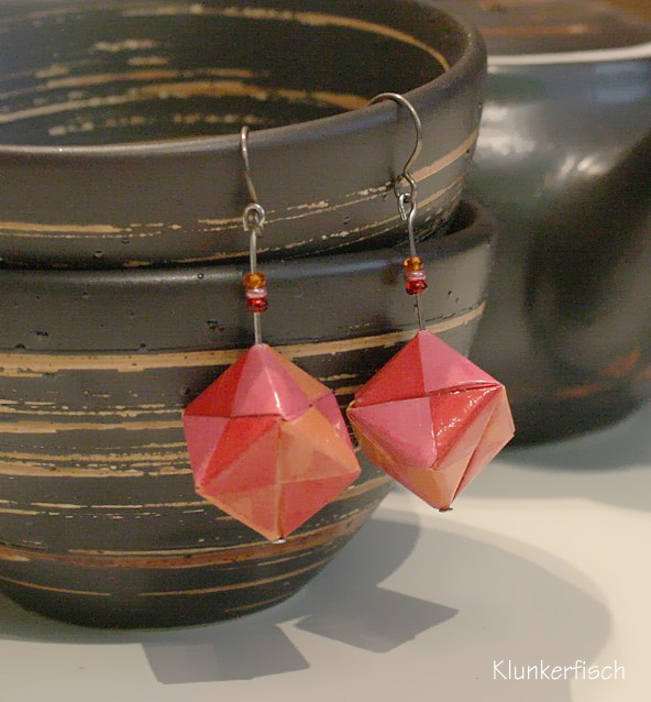 Origami-Ohrringe mit Würfeln in Orange, Rot und Pink