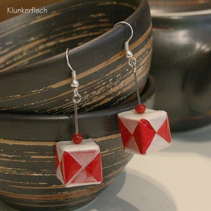 Origami-Ohrringe mit Würfeln in Rot und Weiß