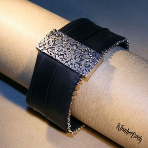 Armband aus Fahrradschlauch mit Perlen-Verzierung und silbernem Ornament-Verschluss