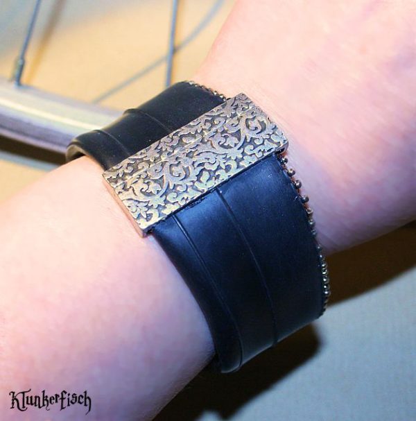 Armband aus Fahrradschlauch mit Perlen-Verzierung und silbernem Ornament-Verschluss