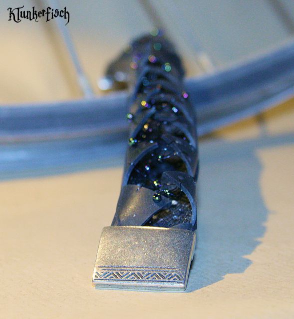 Zickzack-Armband aus Fahrradschlauch mit Tüll und Perlenverzierung und silbernem Magnet-Verschluss