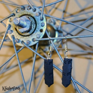 Kleine Ohrringe aus Fahrradreifen