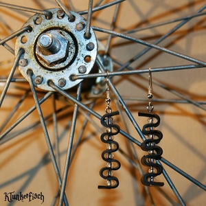 Ohrringe aus Fahrradschlauch mit transparenten Glasperlen *Welle 1*