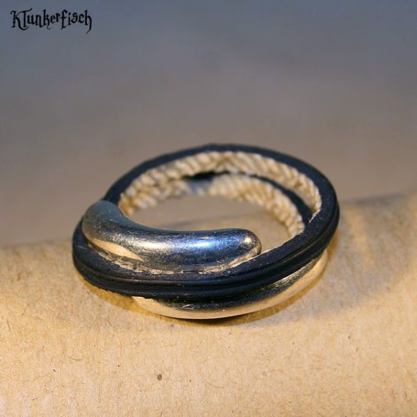 Wickel-Ring aus Fahrradreifen mit silberfabener Spange