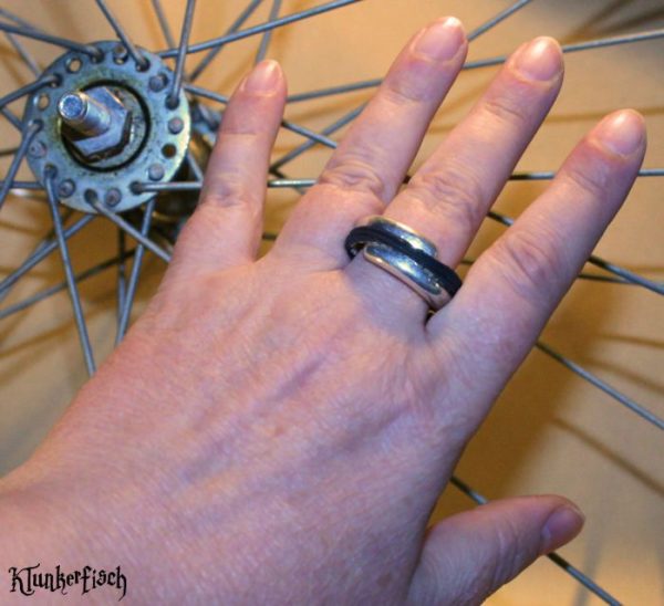 Wickel-Ring aus Fahrradreifen mit silberfabener Spange