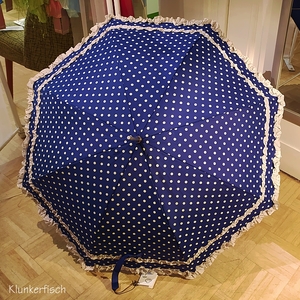 Regenschirm / Stockschirm in Dunkelblau mit weißen Punkten und Rüschen