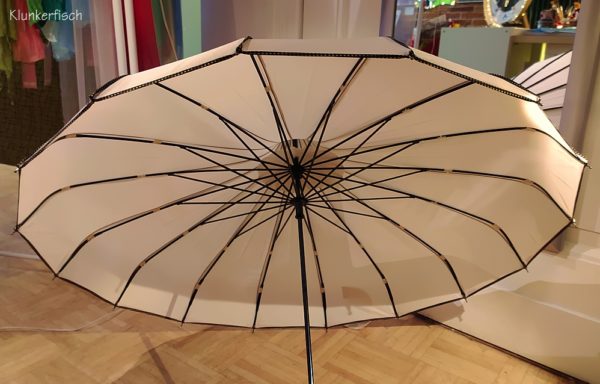 Regenschirm / Pagodenschirm / Stockschirm in Creme mit schwarzen Ziernähten