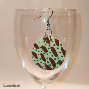 Single-Ohrring mit Keramik-Kreis in Cremeweiß mit braunen und grünen Tupfen