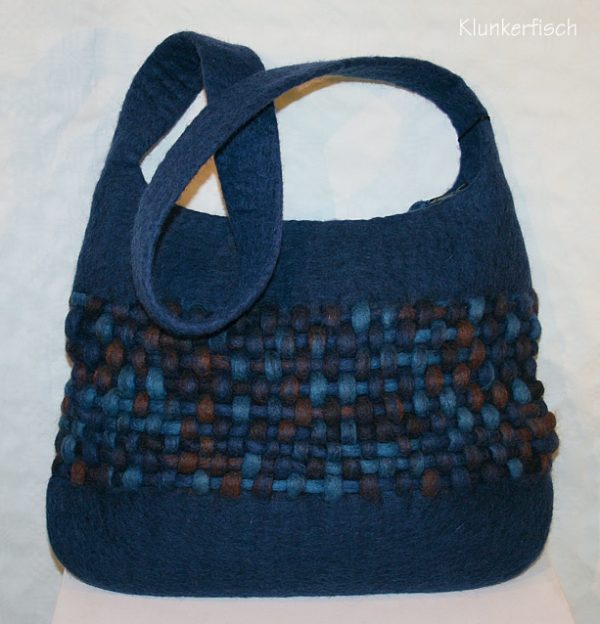 Gefilzte Schultertasche in Blau