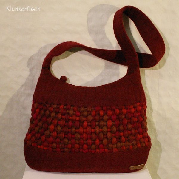 Gefilzte Schultertasche in Rot