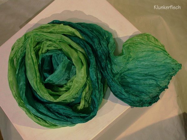 Tuch in Schalform aus Crinkle-Seide in Grün