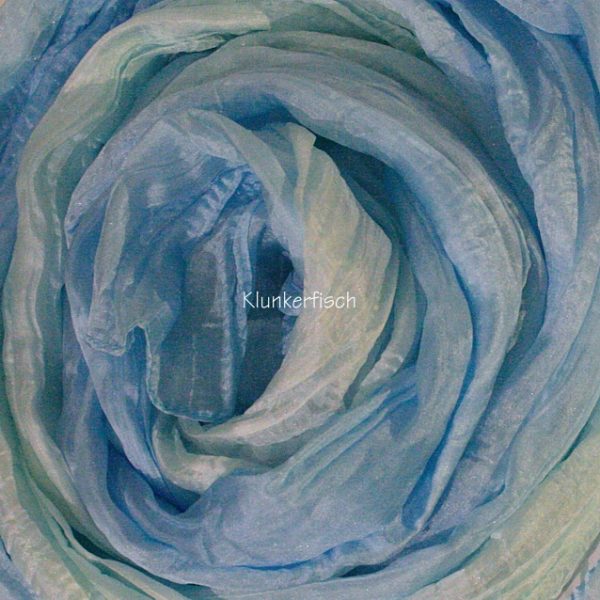 Tuch in Schalform aus Crinkle-Seide in Hellblau