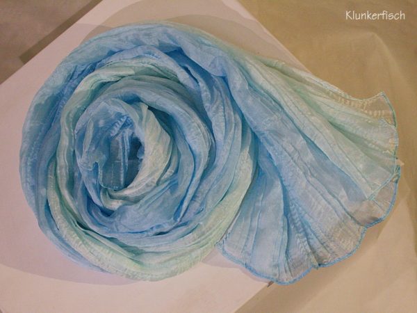 Tuch in Schalform aus Crinkle-Seide in Hellblau