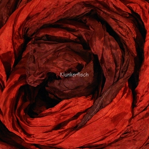 Tuch in Schalform aus Crinkle-Seide in Rot
