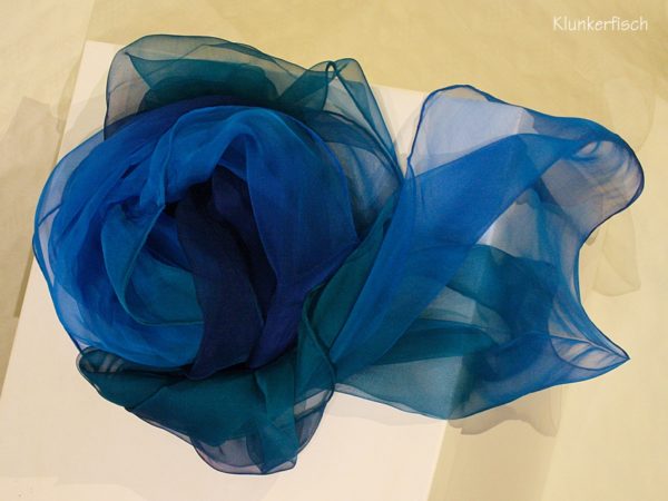 Tuch in Schalform aus Seiden-Chiffon in Blau