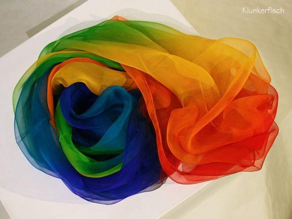 Tuch in Schalform aus Seiden-Chiffon in Regenbogen-Farben