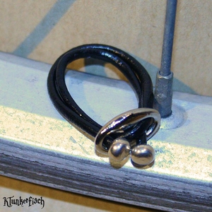 2er-Wickel-Ring aus Lederband und ovaler Schnalle mit Perlkappen