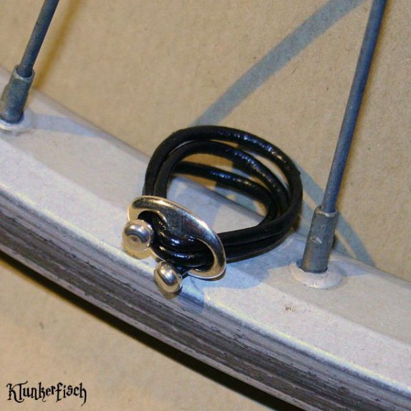 3er-Wickel-Ring aus Lederband und ovaler Schnalle mit Perlkappen