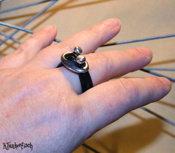 3er-Wickel-Ring aus Lederband und ovaler Schnalle mit Perlkappen