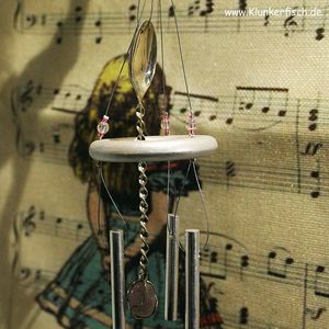 Windspiel in Rosa mit 3 Klangstäben und einem Silberlöffel