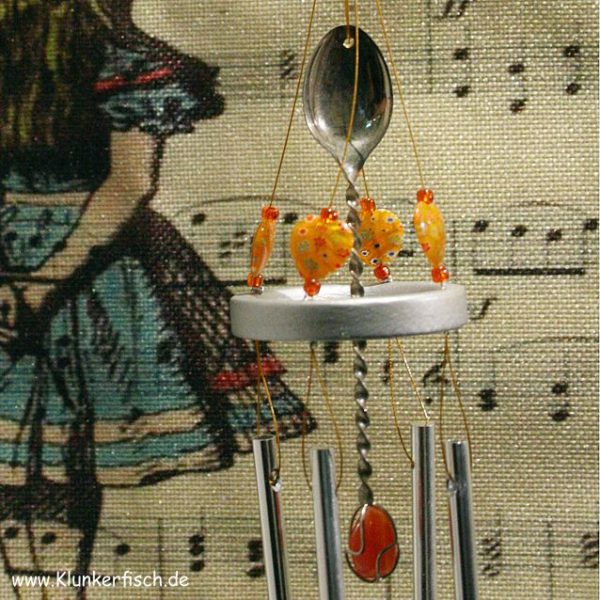 Windspiel in Gelb-Orange mit 4 Klangstäben und einem Silberlöffel