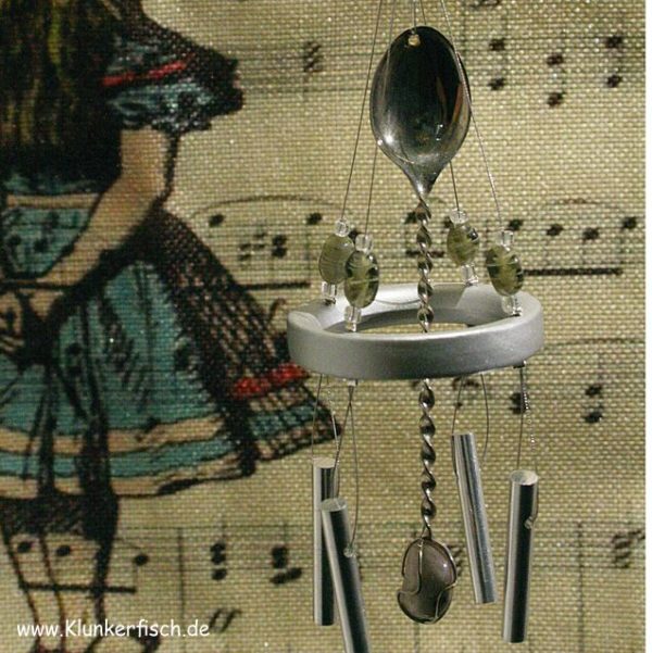 Windspiel in Grau-Silber mit 4 Klangstäben und einem Silberlöffel