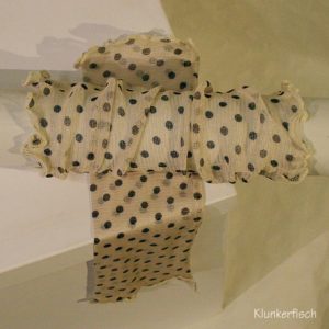 Handstulpen aus Seide in Creme mit grauen Punkten