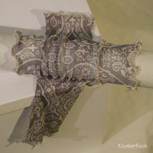 Handstulpen aus Seide in Grau mit weißen Ornamenten