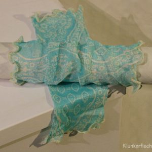 Handstulpen aus Seide in Türkis mit weißen Ornamenten