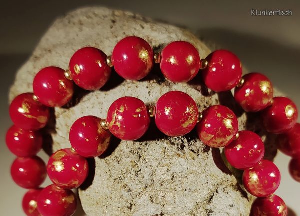 Halskette aus feuerroten Jade-Perlen mit goldenen Akzenten
