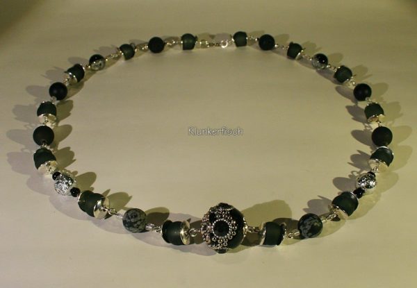 Festliche Modul-Kette aus Glas- und Schmuckstein-Perlen mit einer Kashmiri-Mittelperle
