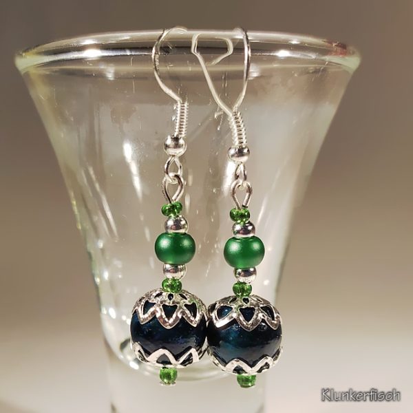 Festliche Ohrringe mit Chrysokoll-Perlen zwischen Stern-Perlkappen in Grün und Silber