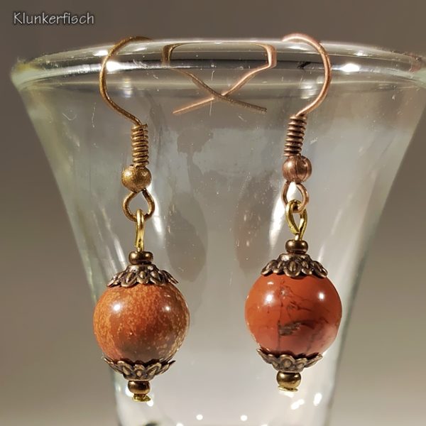 Ohrringe aus Jaspis-Perlen zwischen Blumen-Perlkappen