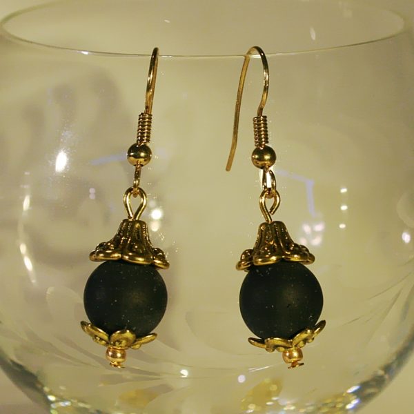 Schwarz und Gold! Ohrringe aus Drusenachat-Perlen unter glockenförmigen Perlkappen