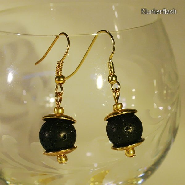 Schwarz und Gold! Ohrringe aus Lava-Perlen zwischen schlichten Perlkappen