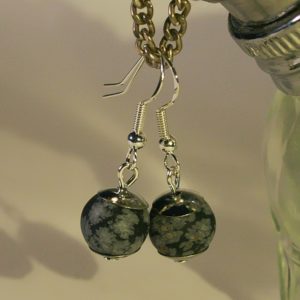 Ohrringe aus Schneeflocken-Obsidian mit schlichten Perlkappen