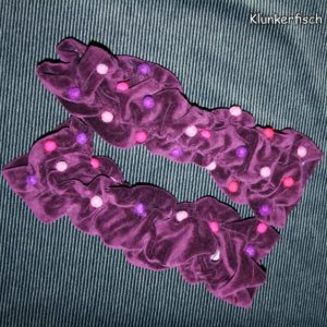 Handstulpen aus Samt in Violett mit Bommeln