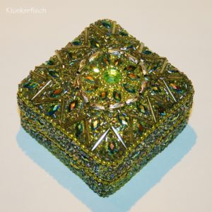 Große glitzernde Blechdose in Grün