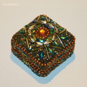 Kleine glitzernde Blechdose in Braun