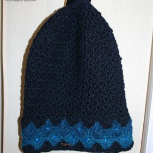 Gehäkelte Beanie-Mütze in Dunkelblau mit Perlen