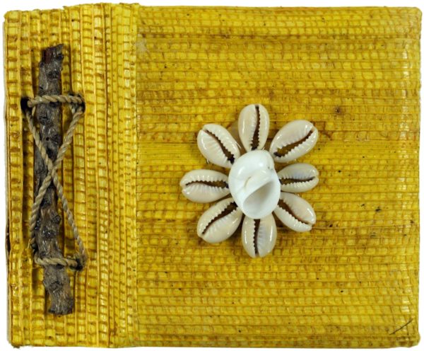Notizbuch in Gelb mit Muschel-Dekoration