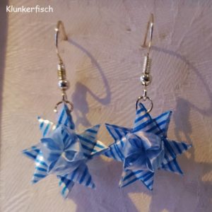 Ohrringe mit Fröbelsternen in blau-weiß gestreift
