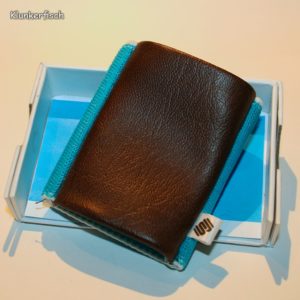 Space Wallet: Mini-Portemonnaie in Braun und Türkis