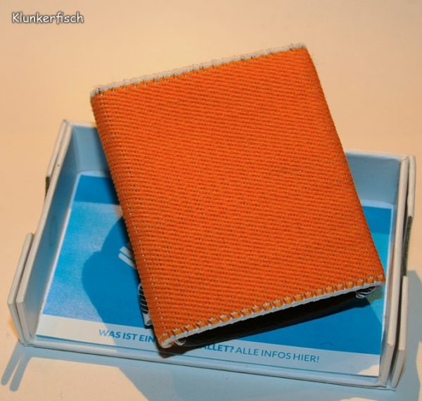 Space Wallet: Mini-Portemonnaie in Braun und Orange