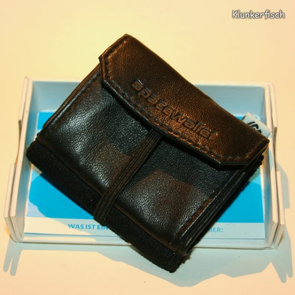 Space Wallet: Mini-Portemonnaie in Schwarz mit Klappe und Gummi