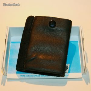 Space Wallet: Mini-Portemonnaie in Schwarz mit Druckknopf